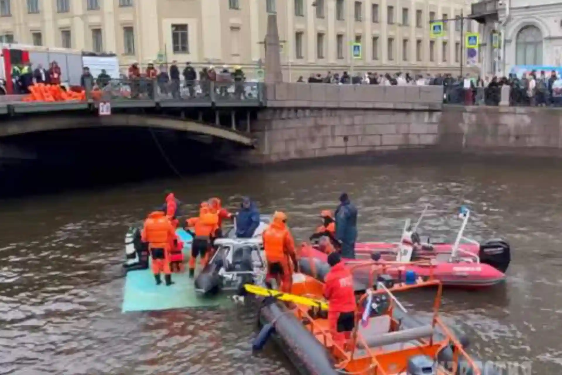 Muslims on their way to Friday in St. Petersburg saved the passengers of a bus that fell into the river