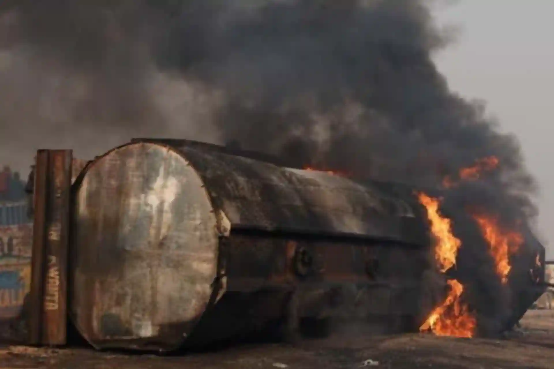 Another petrol tanker accident in Nigeria: 80 people buried in a mass grave