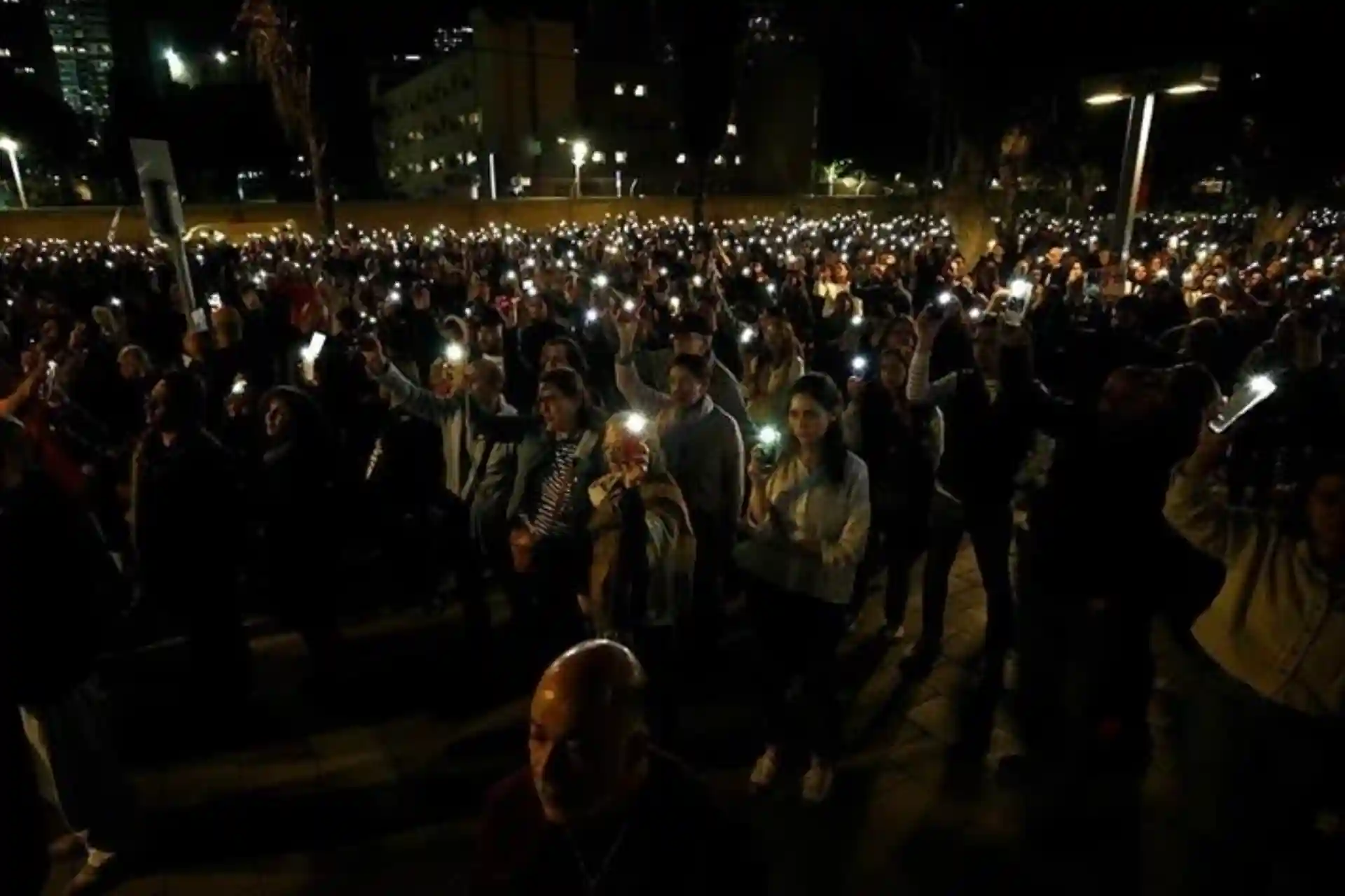 Asirga olingan isroilliklarning yaqinlari Knessetga bostirib kirishdi