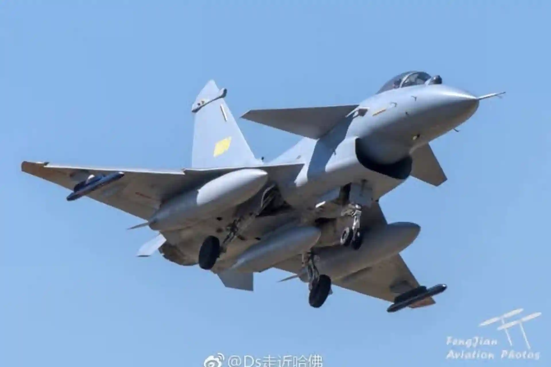 Покистон француз Rafale учоқларини Хитой J-10C самолётлари билан уриб туширди