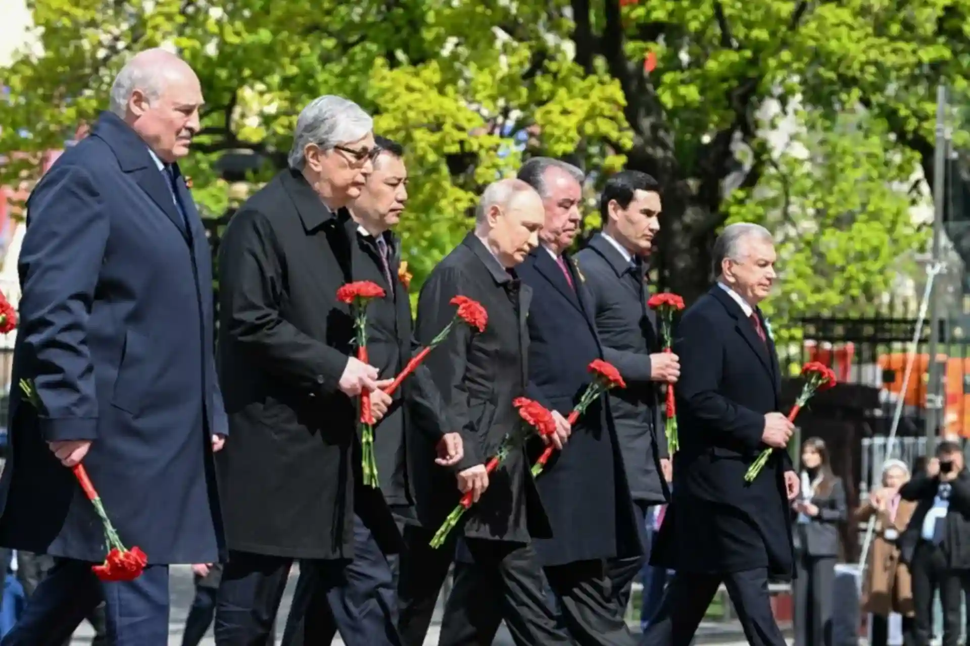 9 майда Москвага кимлар бораяпти?