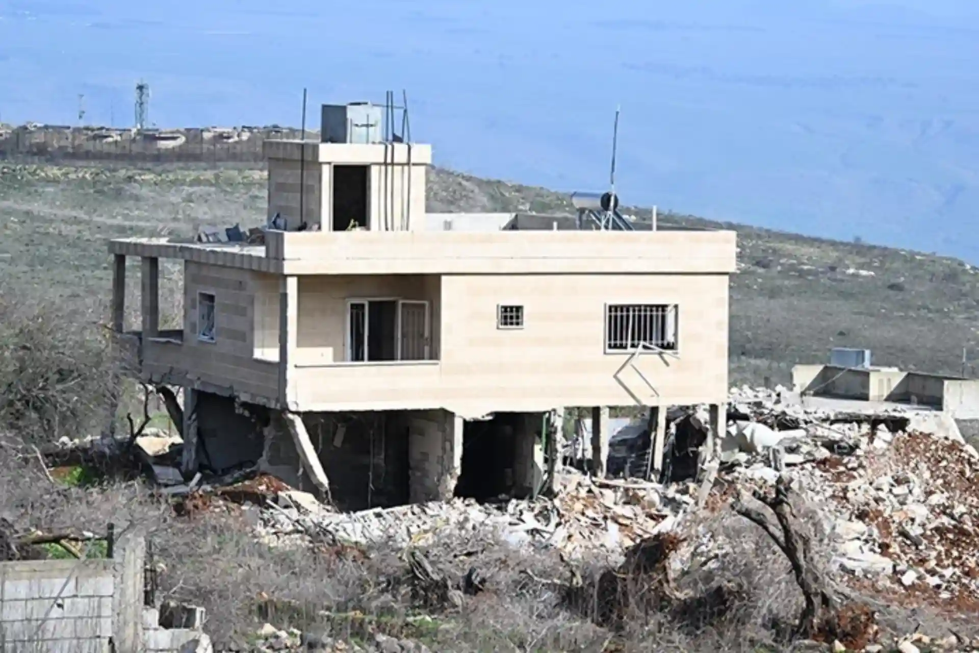 Israeli troops enter Lebanese territory, UN peacekeepers are suspended