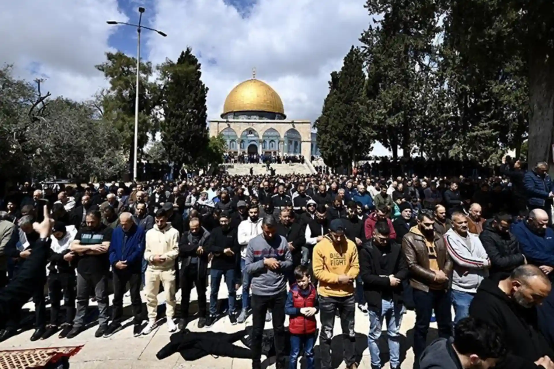 Despite Israeli restrictions, 120,000 Palestinians performed Friday prayers at Al-Aqsa